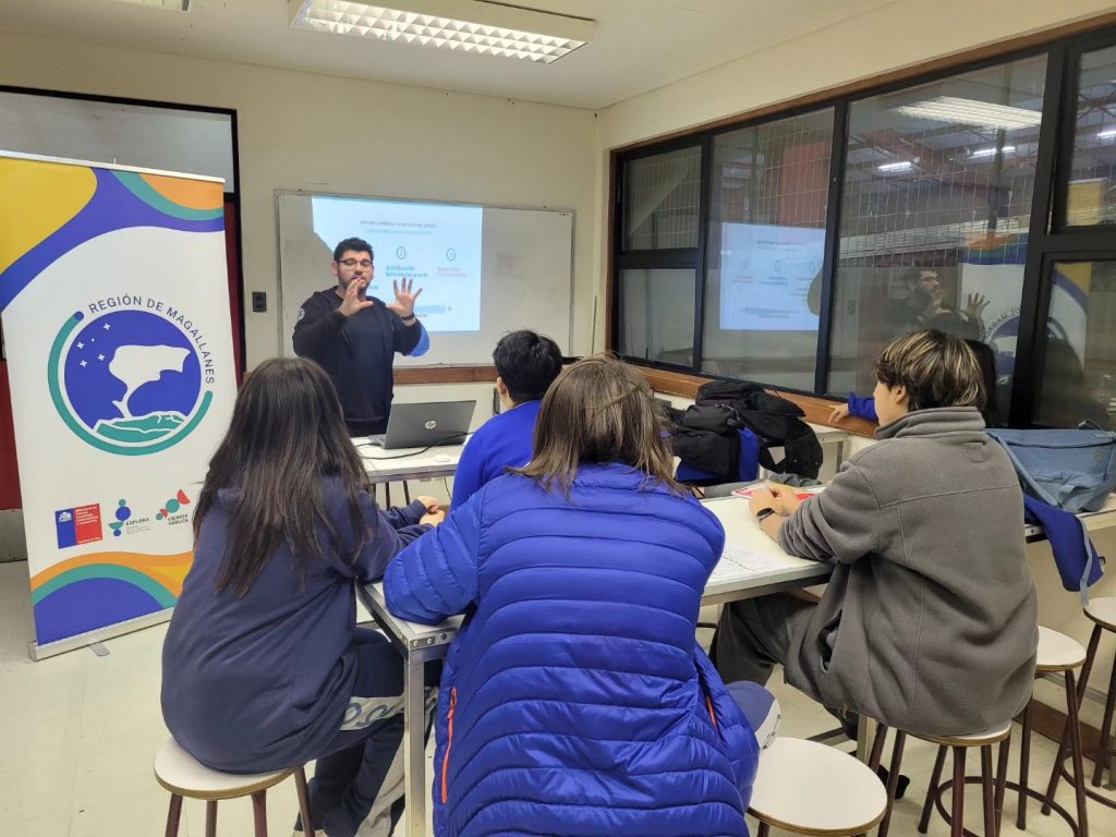 Estudiantes De La Escuela Padre Alberto Hurtado Y De Los Colegios