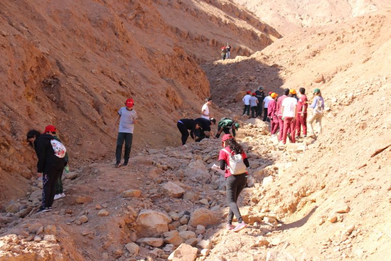 Exploradores del cielo y la tierra en el desierto