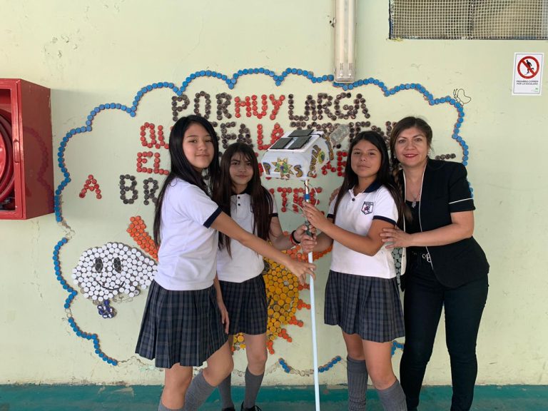 Diseñan en María Elena un robot que limpia paneles solares