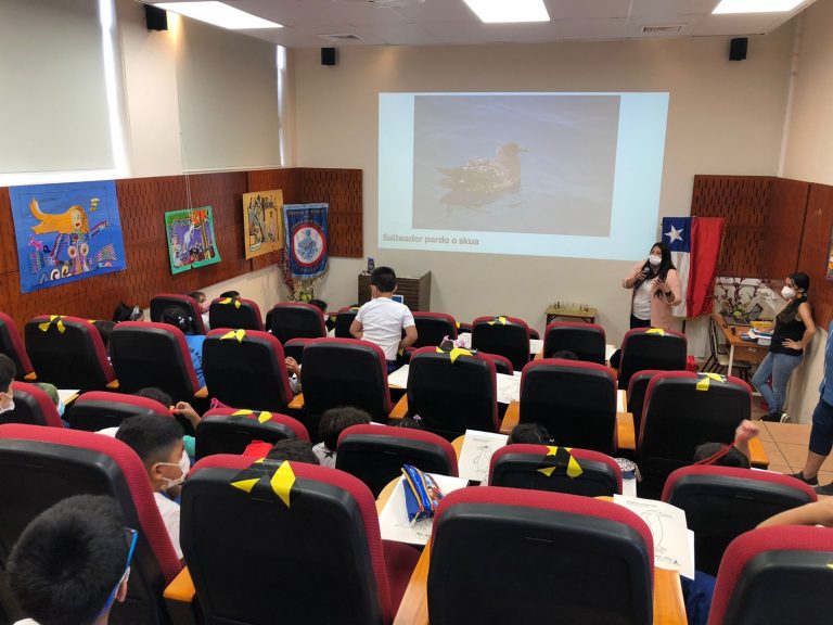 Divulgadoras científicas del INACH impartieron talleres en Antofagasta e invitaron a la Feria Antártica Escolar 2022