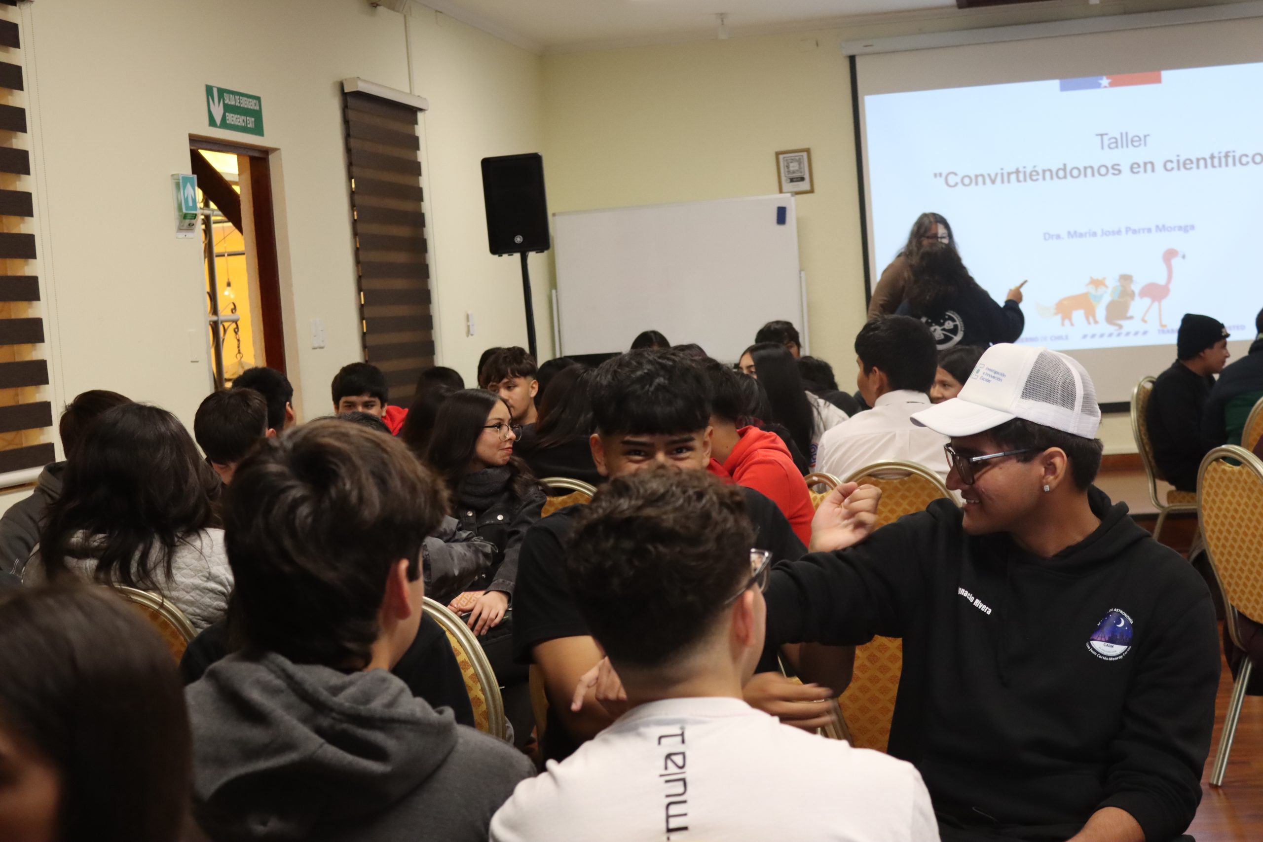 Aprender haciendo ciencia: taller acercó el método científico a estudiantes IIE