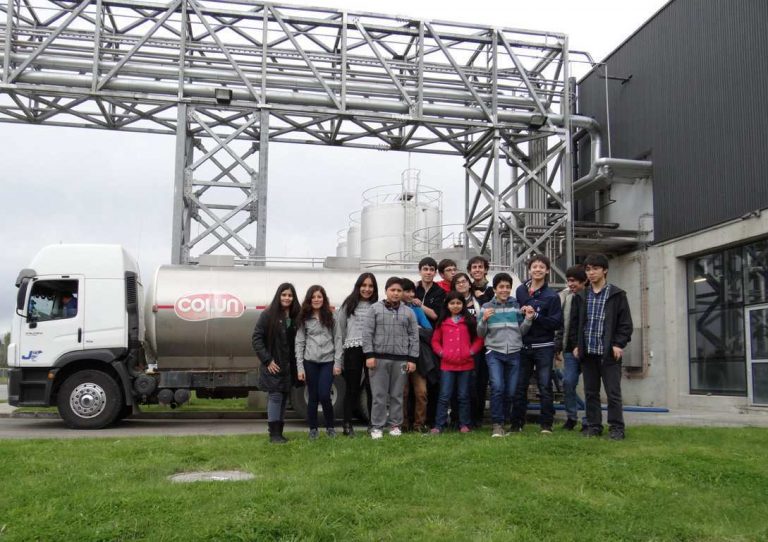 Estudiantes del taller de robótica visitan moderna Planta Columela en La Unión