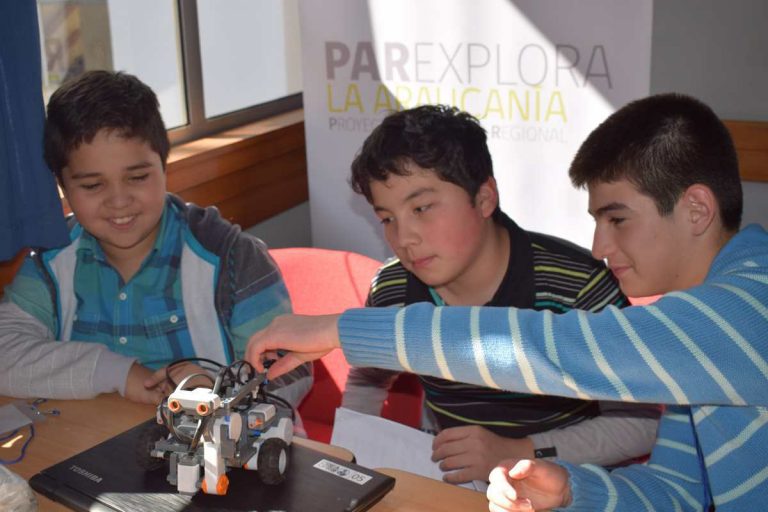 Jóvenes de La Araucanía aprenden sobre robótica en talleres de verano