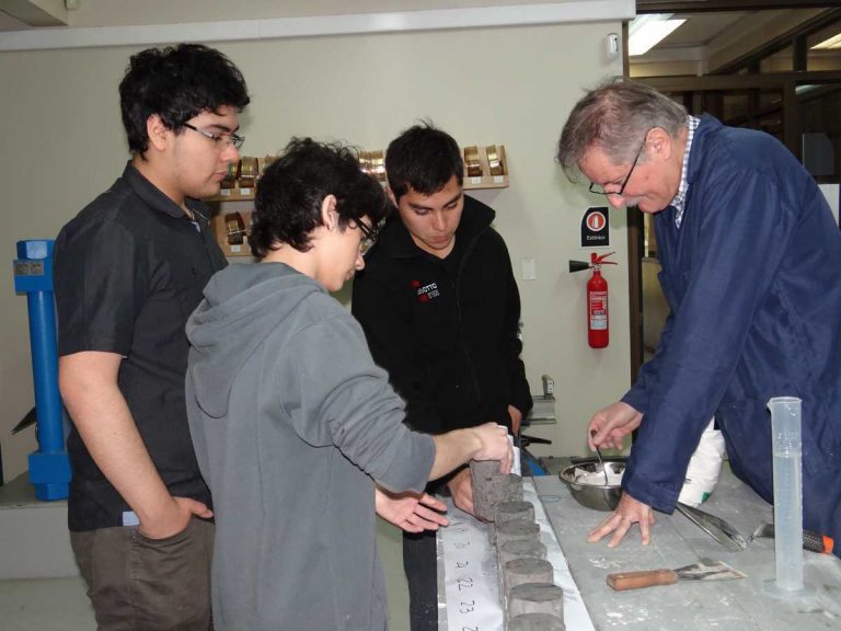 Jóvenes realizan pasantía de investigación en moderno Centro de Transferencia Tecnológica de la Construcción