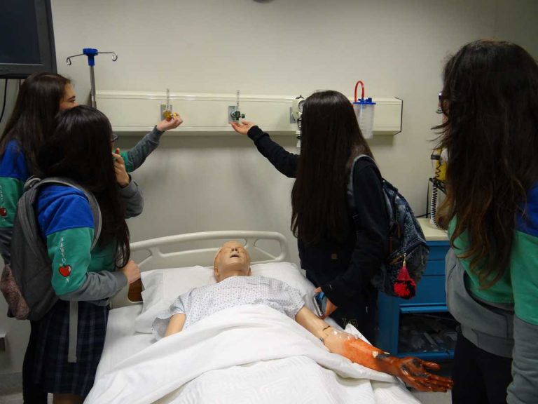 Estudiantes conocen el moderno Centro de Simulación Clínica de la Universidad Mayor
