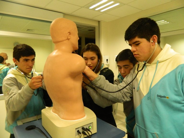 Estudiantes se maravillan con el Centro de Simulación Clínica de la Universidad Mayor