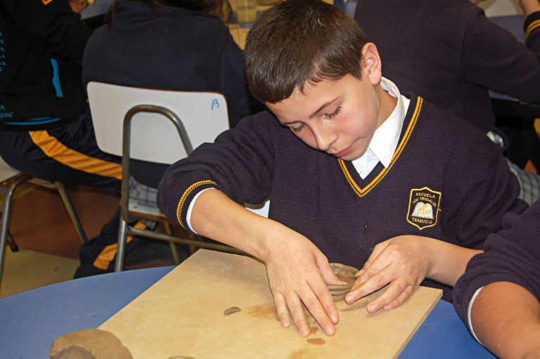 Técnica ancestral de elaboración de alfarería mapuche fue conocida por niños de la Escuela Los Trigales de Temuco