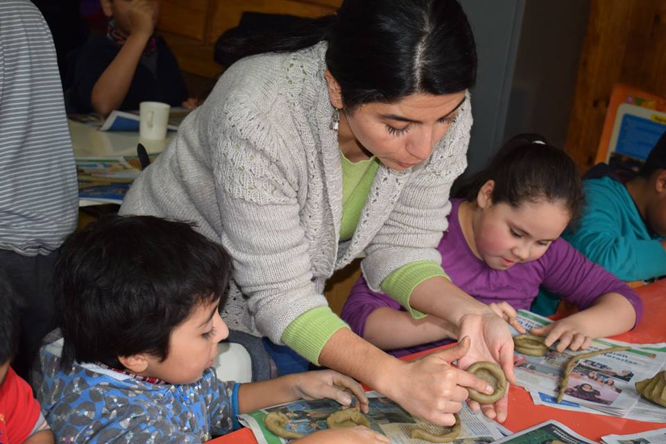 Niños y niñas crearon pequeñas obras de arte a través de dinámico taller de alfarería Mapuche