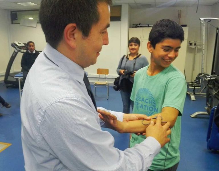 Jóvenes de Chol Chol aprendieron sobre "Uso de Electromiografía en Kinesiterapia"
