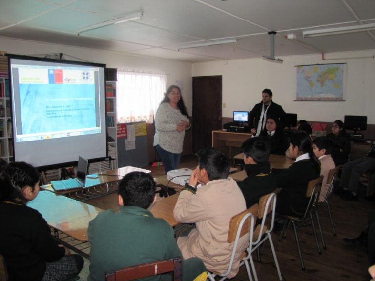 Charla sobre avances de la nanociencia sorprendió a alumnos de Escuela General Prieto de Quepe