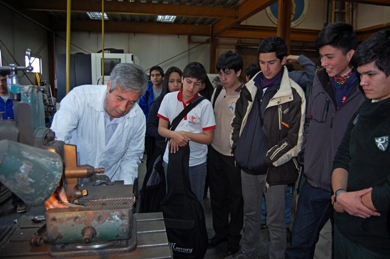 Escolares conocen moderno laboratorio de programación de la Ufro