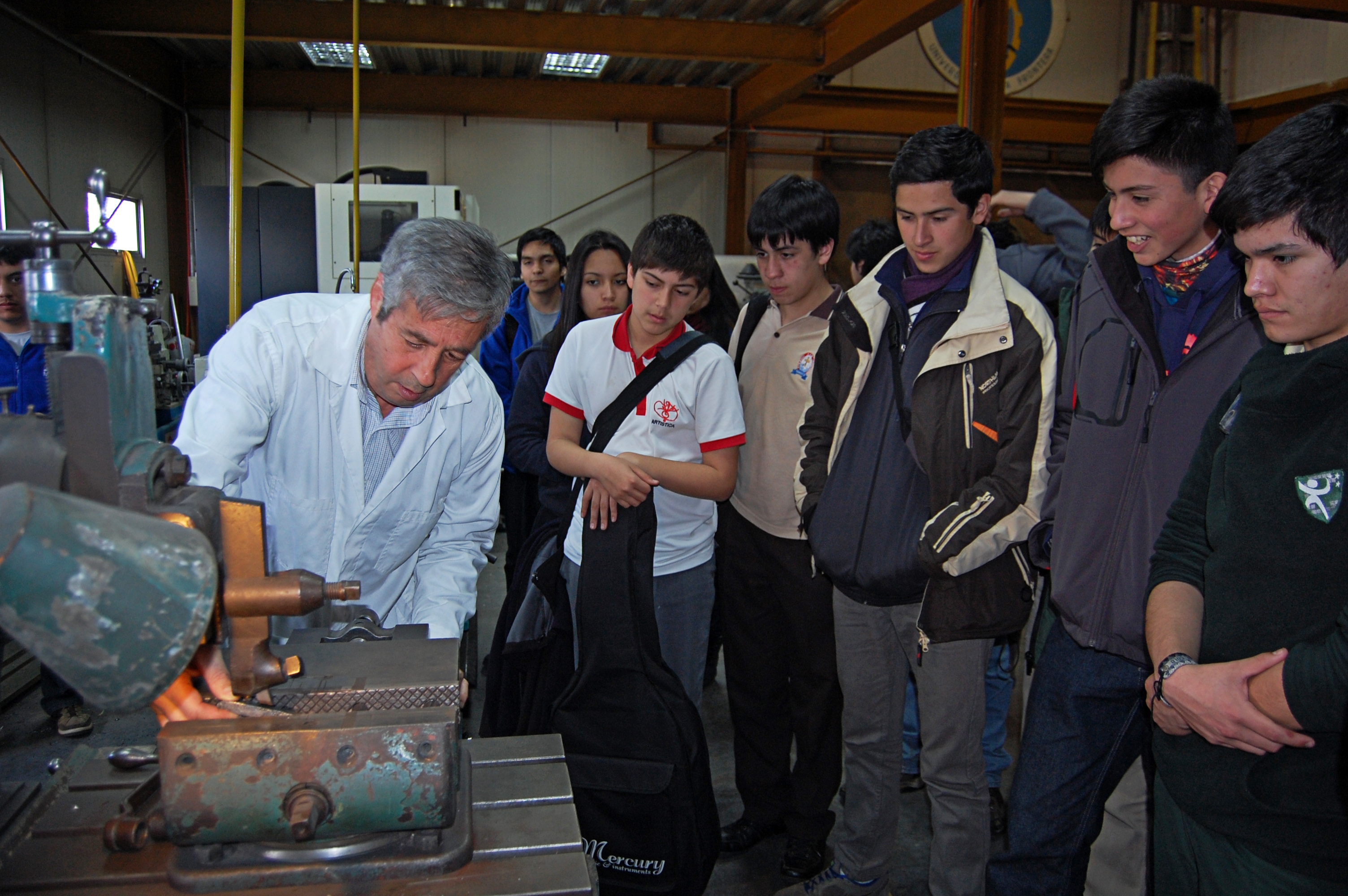Escolares conocen moderno laboratorio de programación de la Ufro