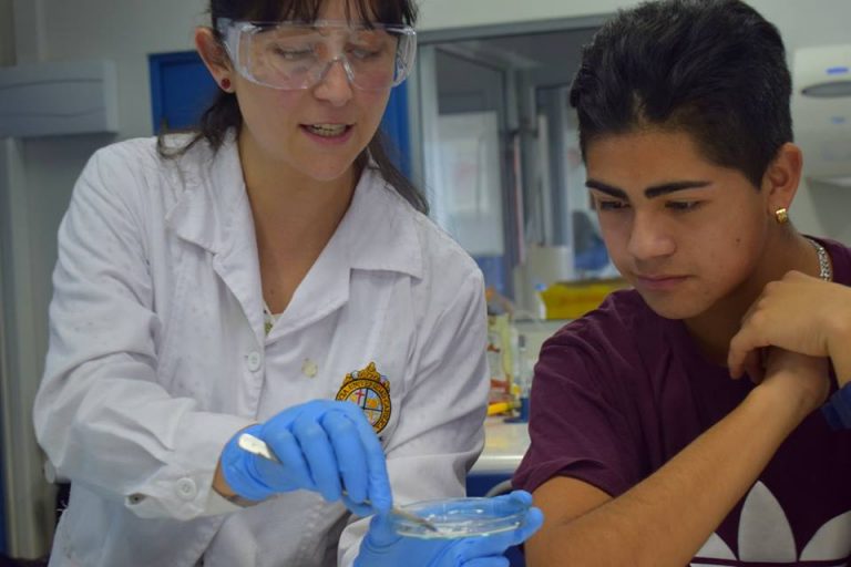 Jóvenes de Victoria y Temuco conocieron  más sobre la química a través de la experimentación