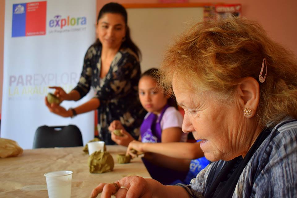 Adultos mayores aprendieron a trabajar en arcilla gracias  a taller de alfarería Mapuche