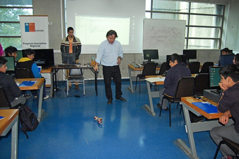 Escolares de distintas comunas aprenden sobre programación en taller