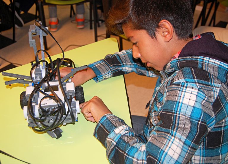 Más de 100 escolares participaron en la primera sesión de los Talleres de Robótica en la Ufro