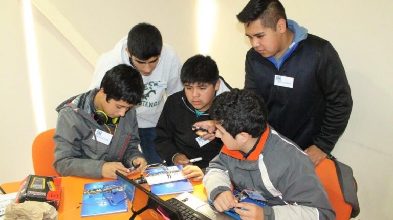 Escolares de la Araucanía participan en círculo de robótica educativa de la UFRO