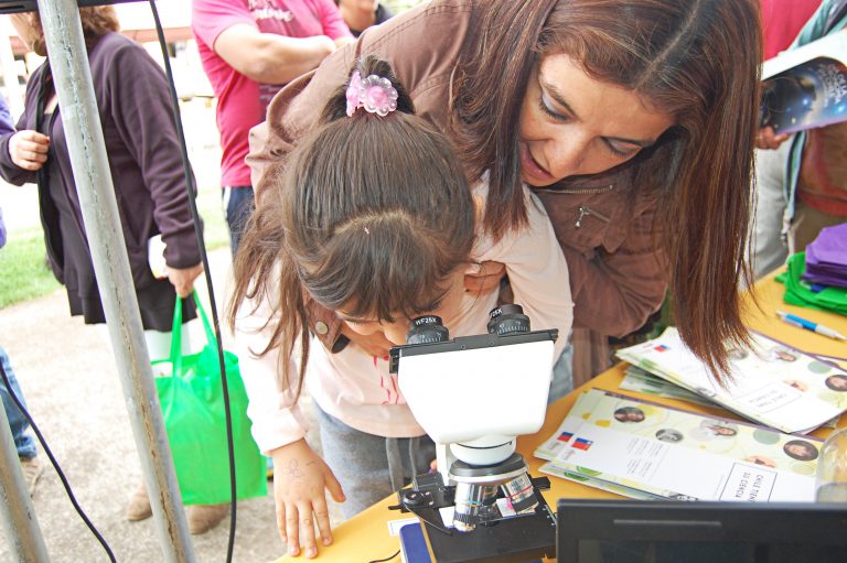 PAR EXPLORA Araucanía llevó la ciencia y tecnología a la Expo Empresa y Emprendimiento Perquenco