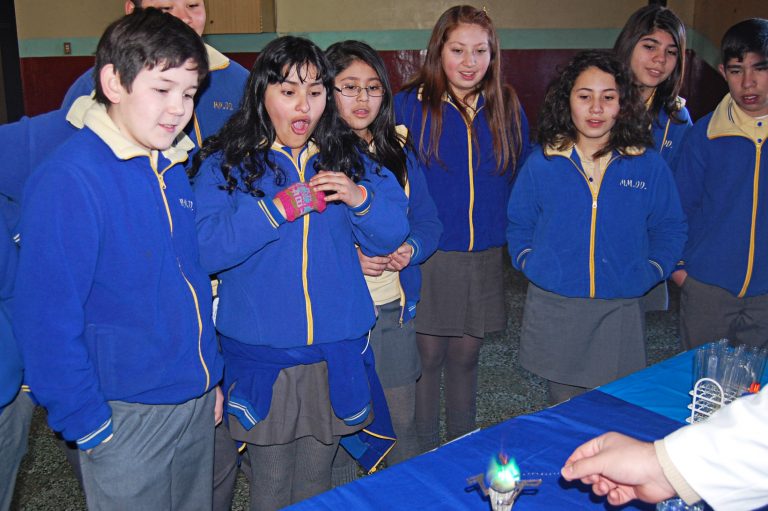 Un entretenido acercamiento a la ciencia vivieron estudiantes del colegio Madre Dominicas de Pitrufquén
