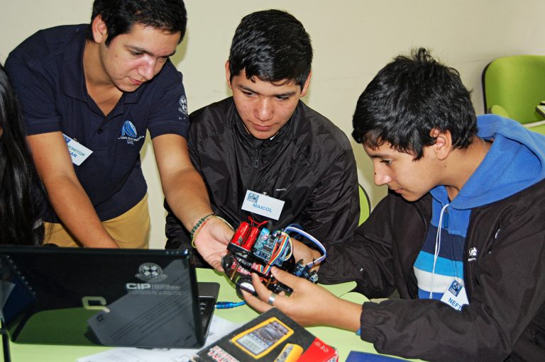 Profesores y estudiantes participan en la primera sesión de taller de robótica CREA-UFRO