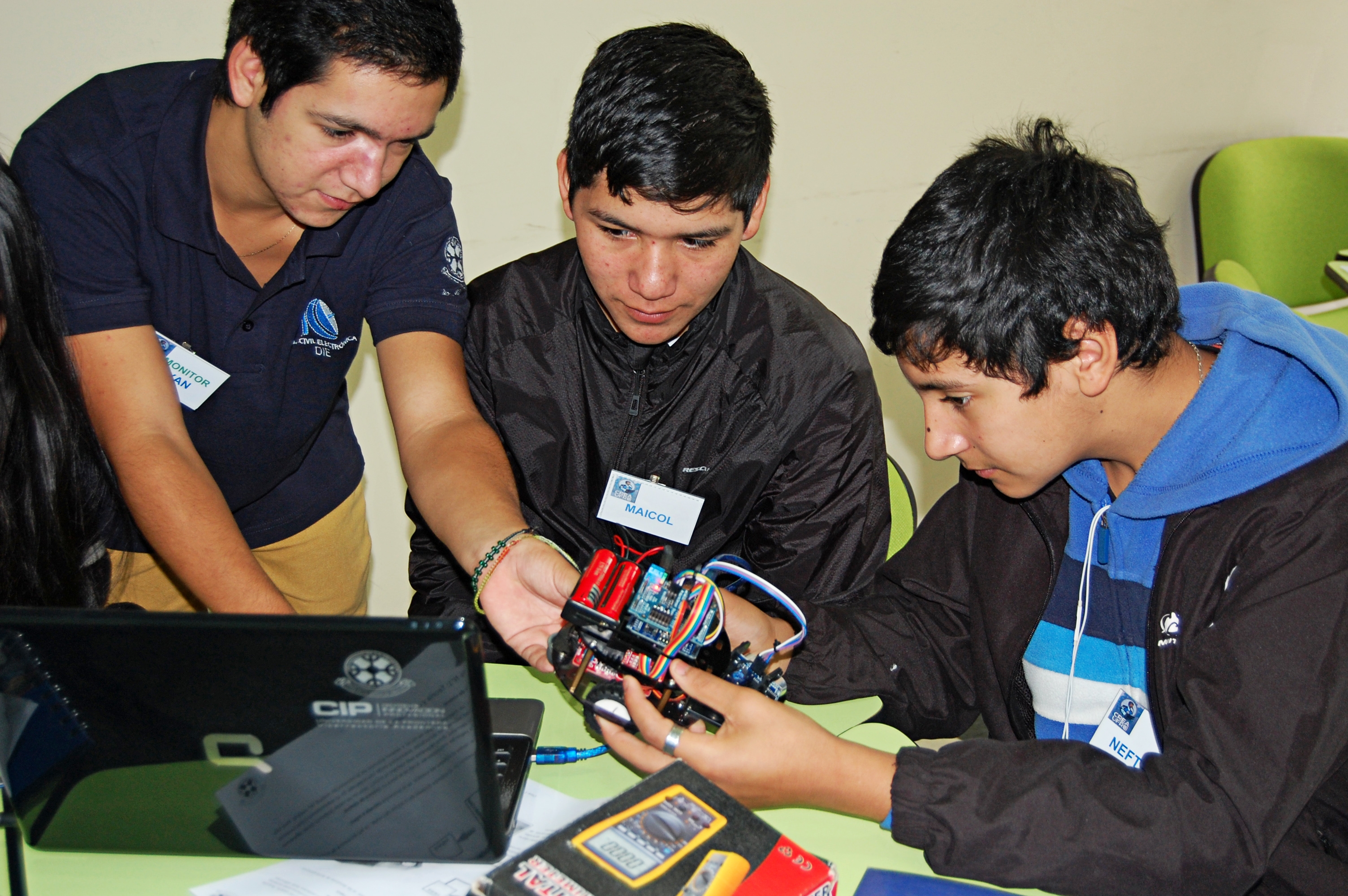 Profesores y estudiantes participan en la primera sesión de taller de robótica CREA-UFRO