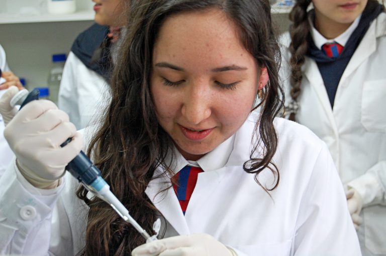 Estudiantes del Colegio Louis Pasteur se maravillan con la magia de la genética en INIA Carillanca
