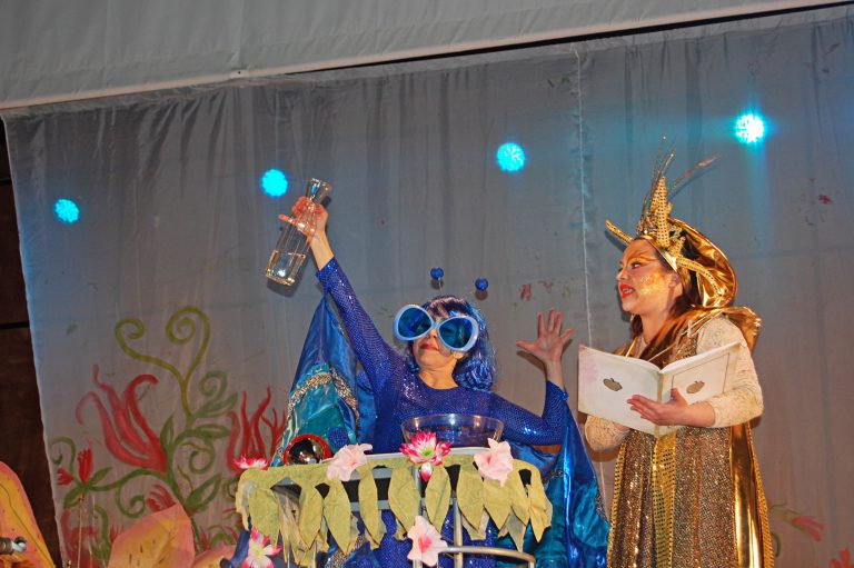 Más de 700 personas asistieron al estreno de la obra de teatro “Comienza a volar y explorar”