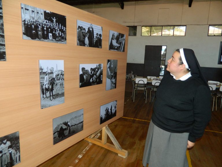 Comunidad de Boroa inaugura exposición fotográfica histórica sobre hermanas misioneras