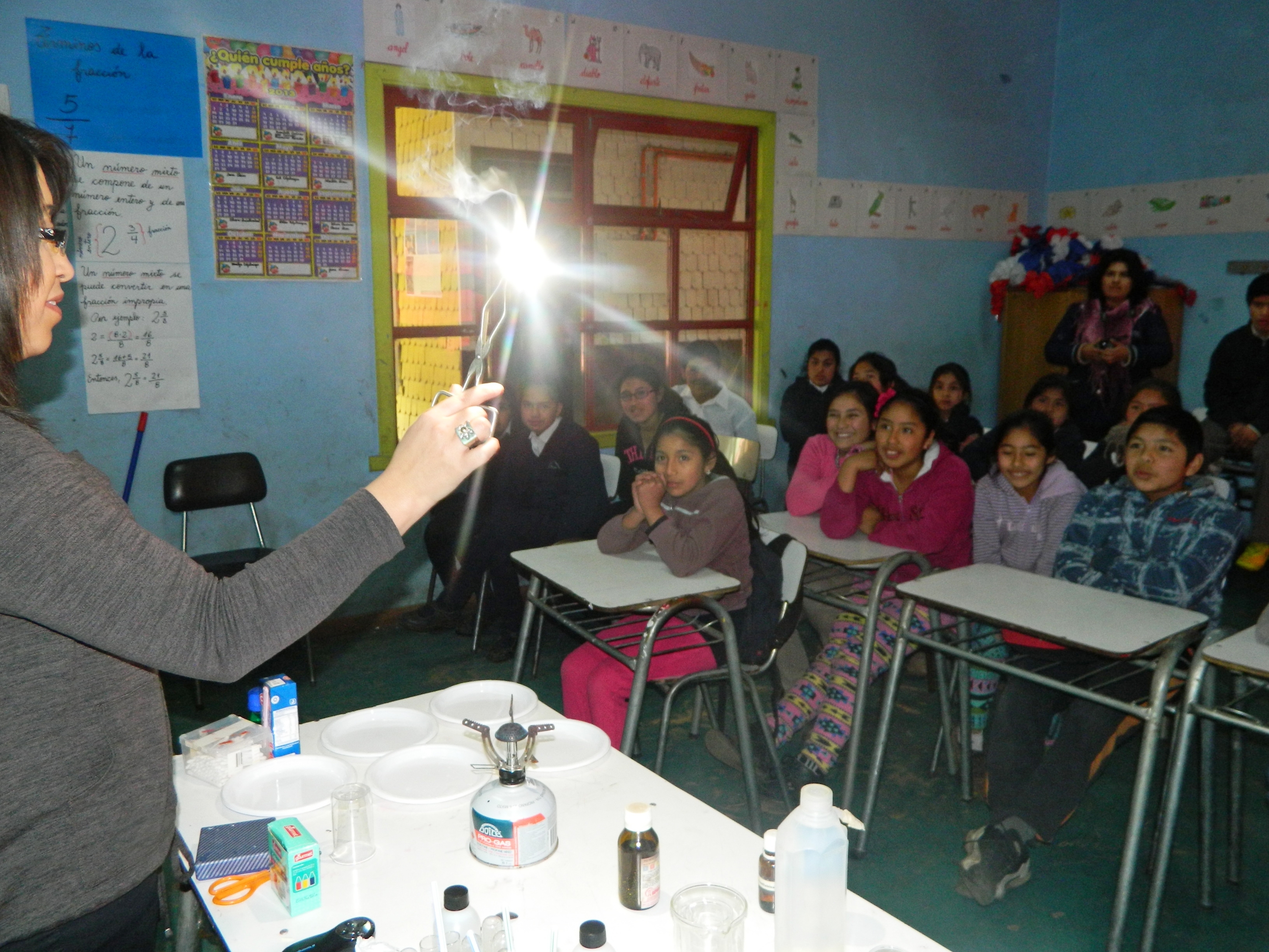 Escolares de zona rural de la comuna de Curarrehue conocen la magia de la química