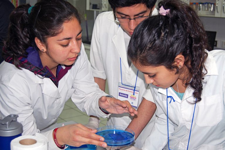 Estudiantes trabajan en el Laboratorio de Ingeniería, Biotecnología y Bioquímica Aplicada