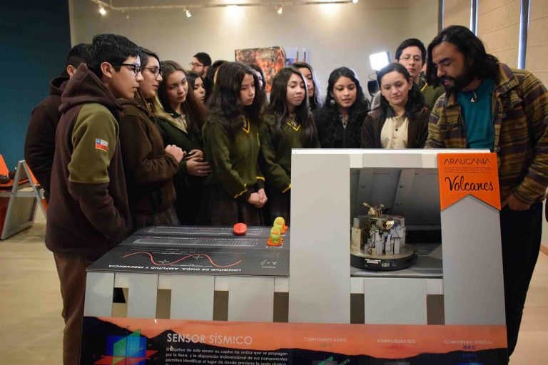 Conoce y sorpréndete con la exposición interactiva: “Araucanía Conviviendo con Volcanes”