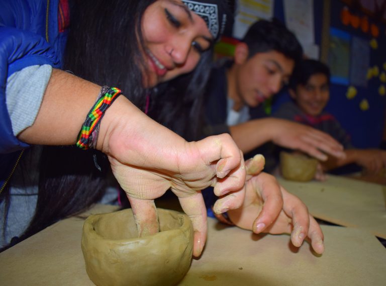 Estudiantes de la Escuela Licanco  de Padre Las Casas conocen un poco más sobre la cultura Mapuche a través de Taller de Alfarería