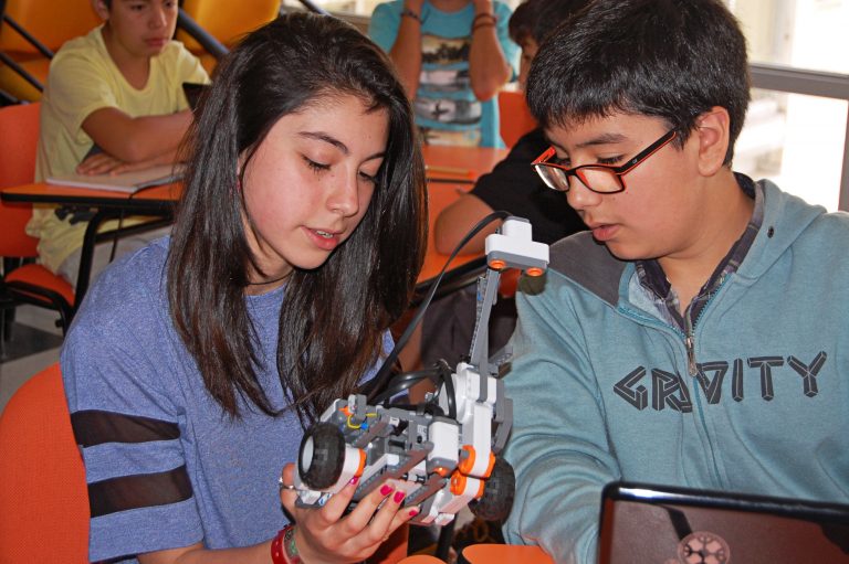Estudiantes aprenden a programar robots en taller de verano del PAR EXPLORA Araucanía