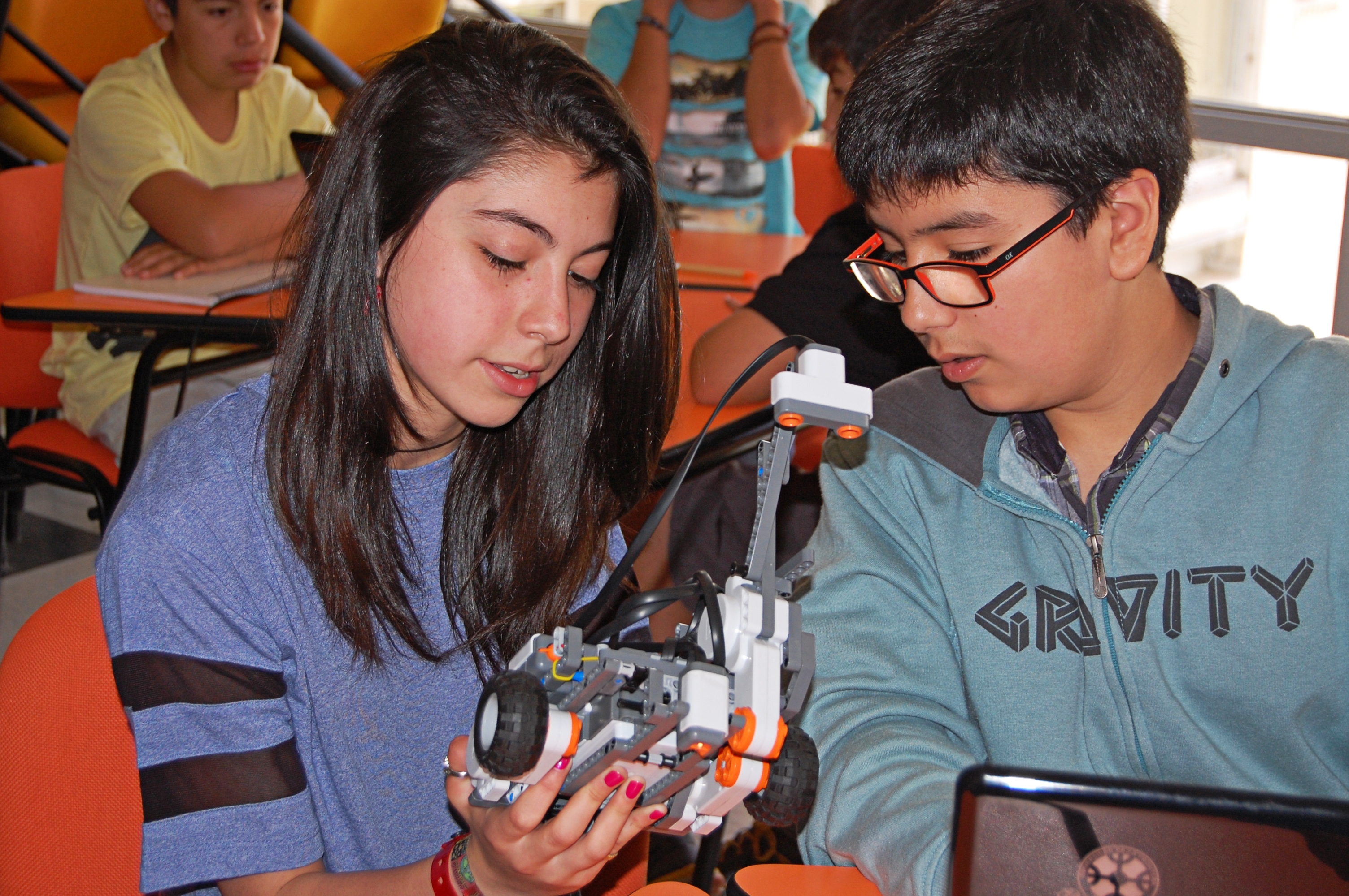 Estudiantes aprenden a programar robots en taller de verano del PAR EXPLORA Araucanía