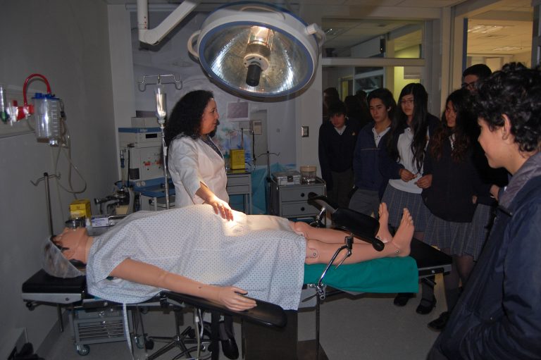 Estudiantes del Colegio Nueva Concepción se maravillan con moderno Centro de Simulación Clínica de la Universidad Mayor
