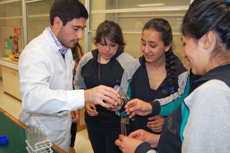 Jóvenes de educación media pueden postular al taller de química “Átomo, energía y materia”