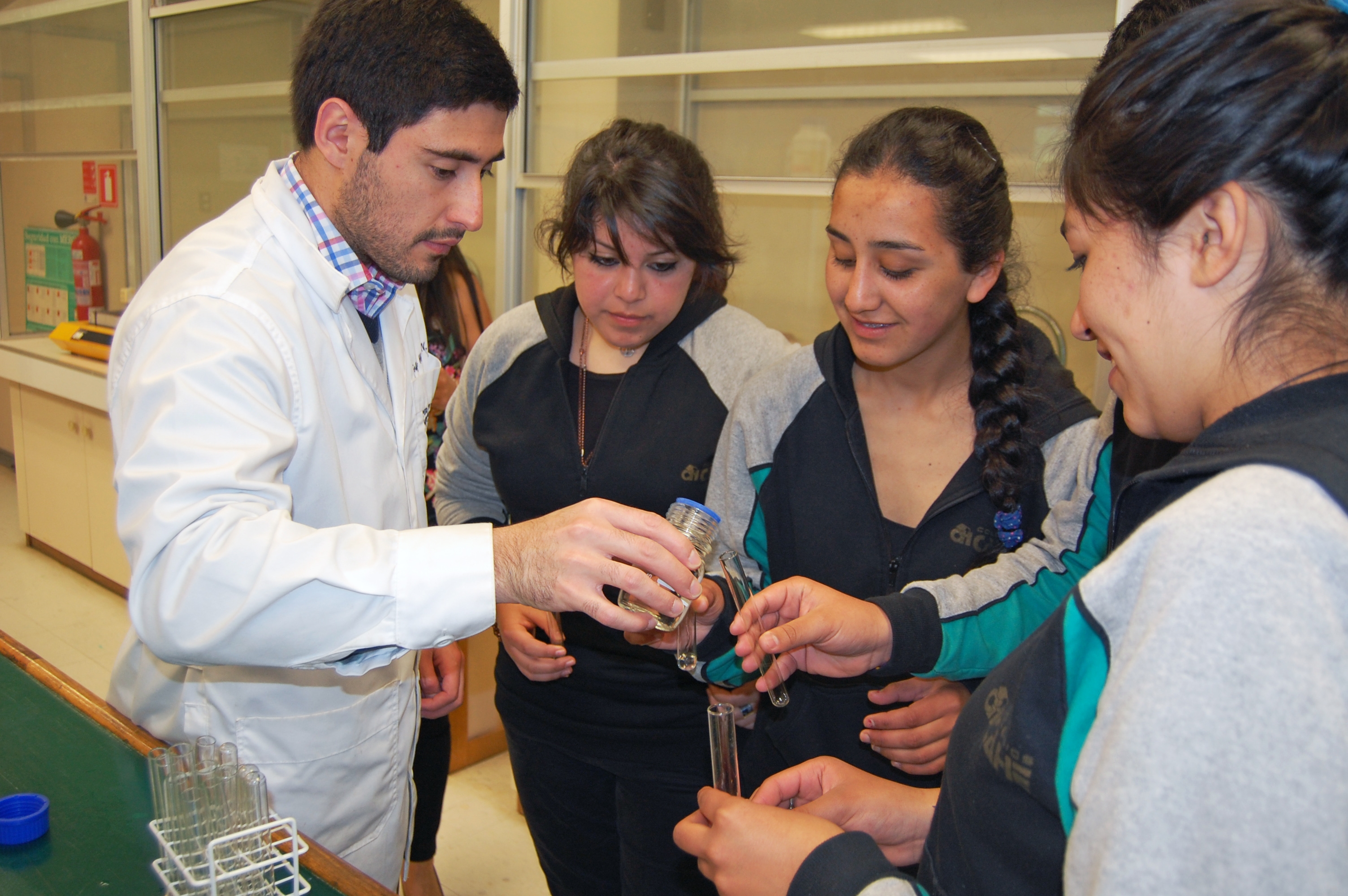 Jóvenes de educación media pueden postular al taller de química “Átomo, energía y materia”