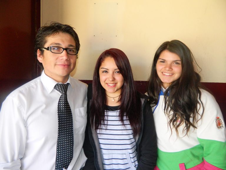 Dos jóvenes de Victoria elaboran crema con protección solar en base a microalgas