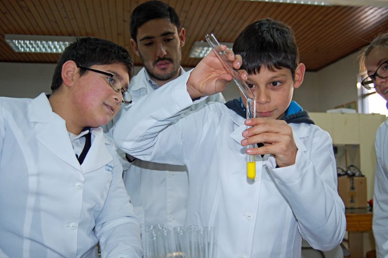 Estudiantes de Temuco y Nueva Imperial experimentan la química en taller científico