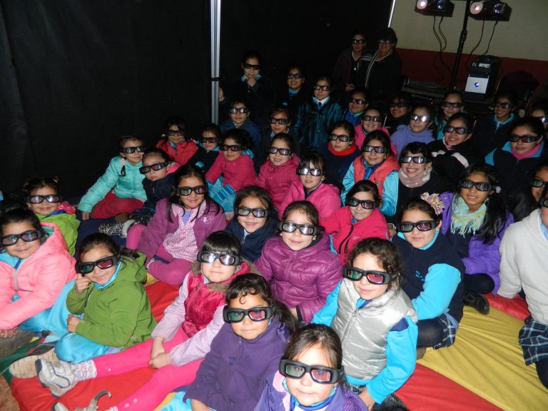PAR EXPLORA Araucanía y Mustakis estrenan el Ciclo de Cine 3D ChileMitos en Traiguén