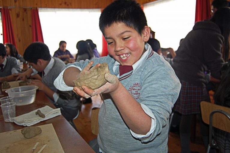 El mundo de alfarería comenzó su viaje por establecimientos educacionales de la región