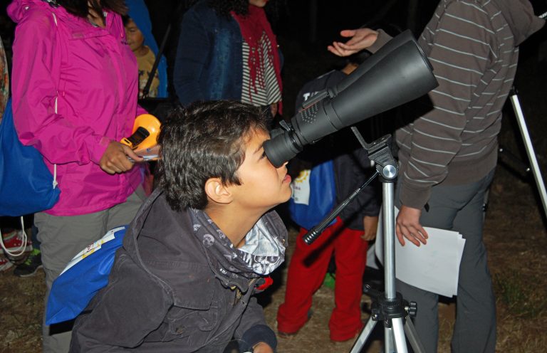 Niños y niñas de la región exploran el universo en taller de astronomía