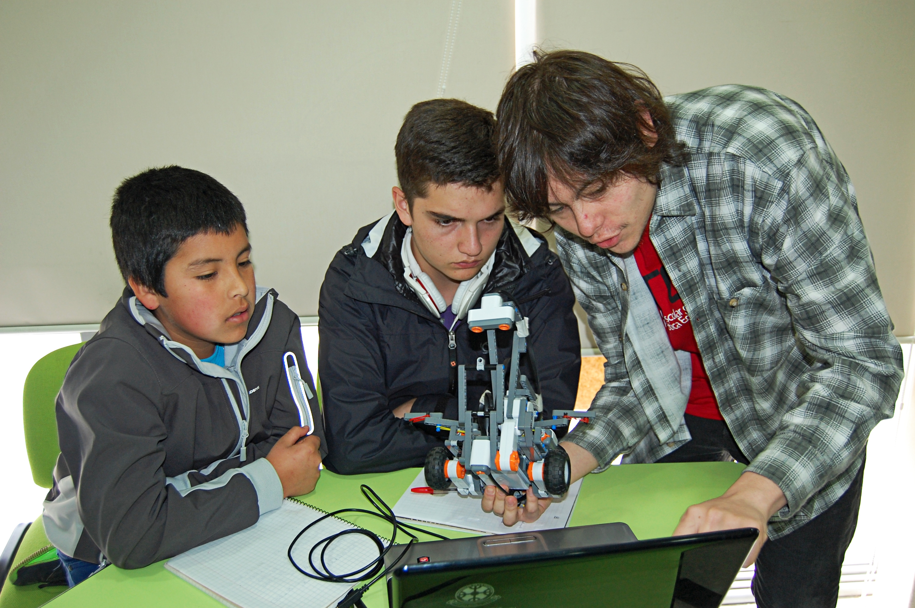 Escolares de La Araucanía tratarán de evitar desastre de Valparaíso en competencia nacional de robótica