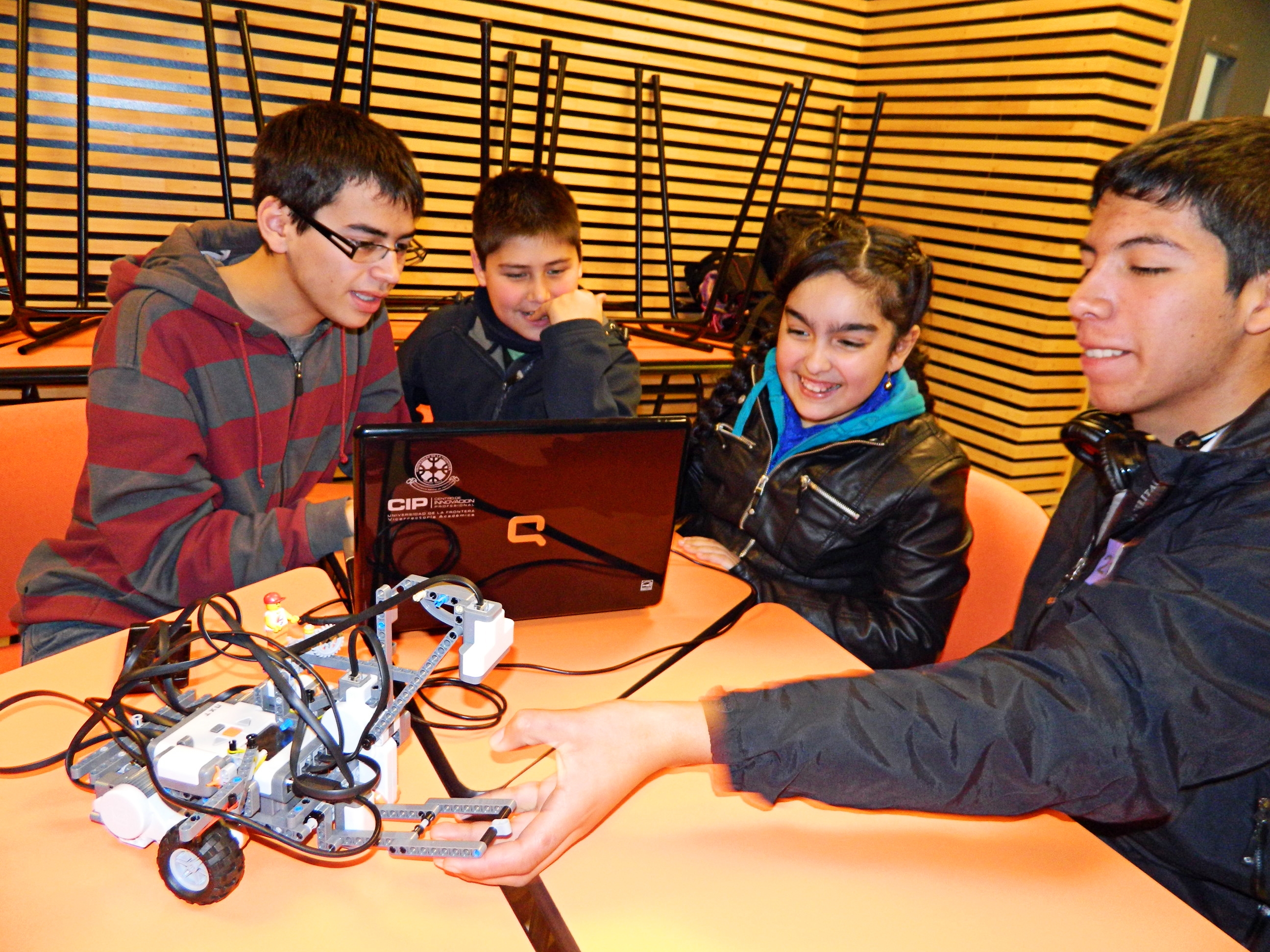 Más de 70 escolares participaron en la primera sesión del Taller de Robótica Educativa en la Ufro