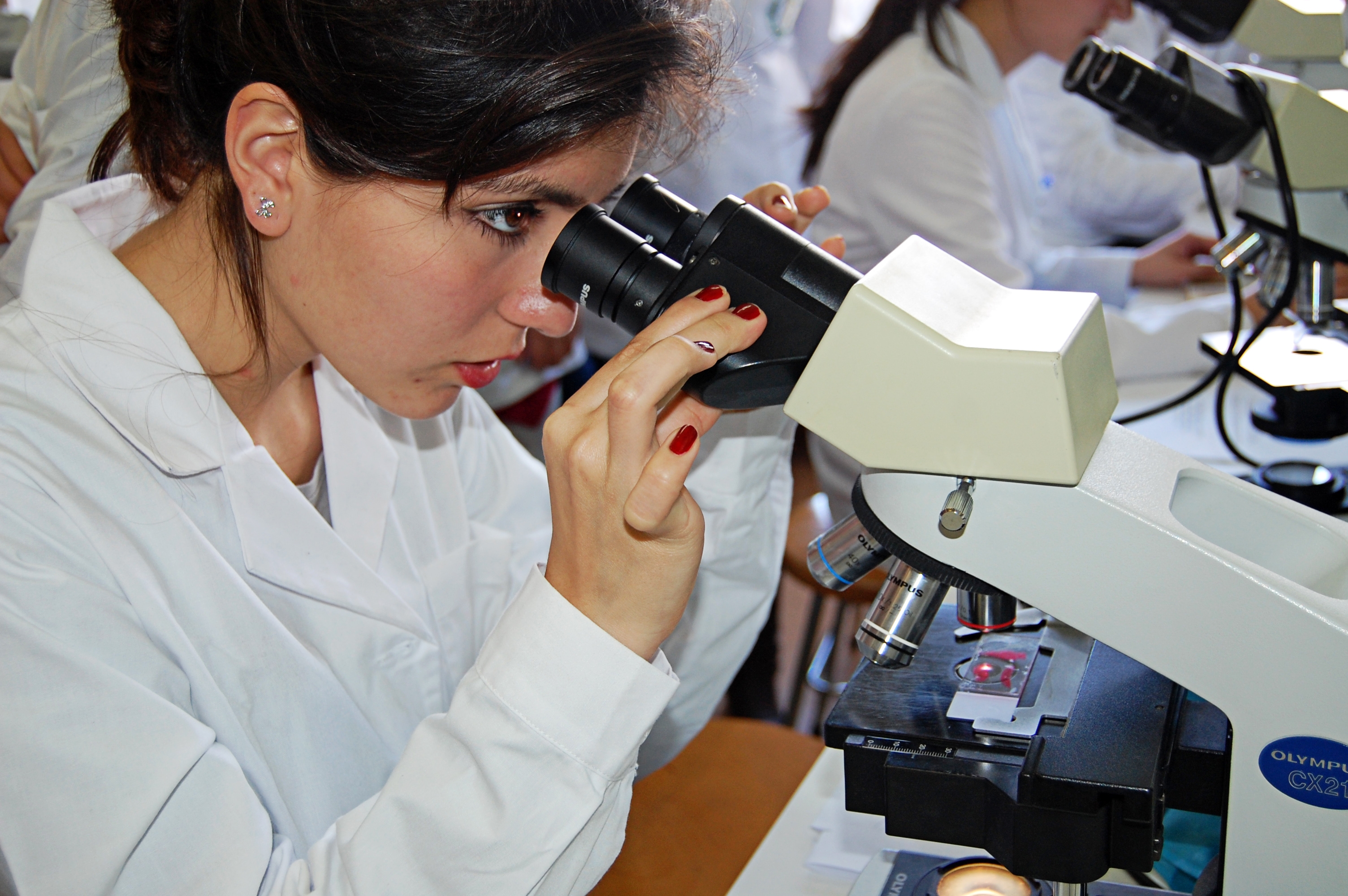 Estudiantes del Colegio Nueva Concepción participan en una clase de la carrera de medicina