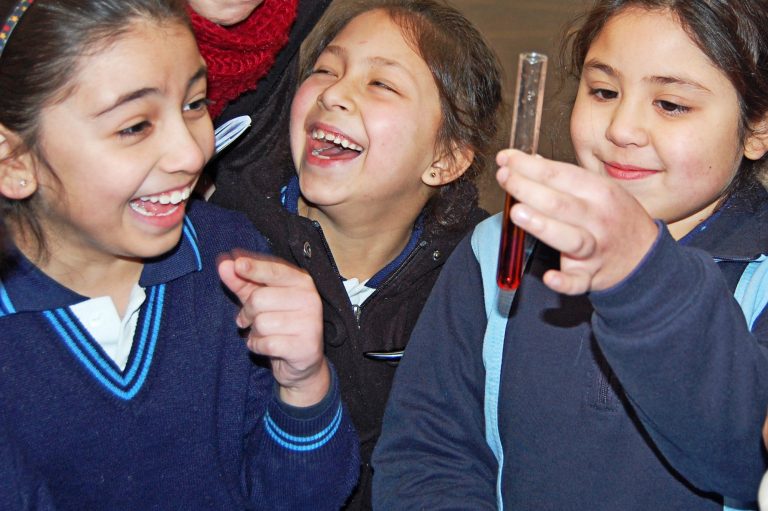 Muestra Pedagógica Ciencia en Acción sorprendió a escolares de Escuela Alonso de Ercilla de Temuco
