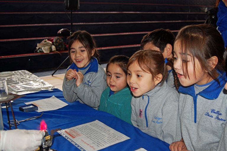 Más de 600 estudiantes aprenden fenómenos científicos con la Pedagogía en Ciencias en Acción