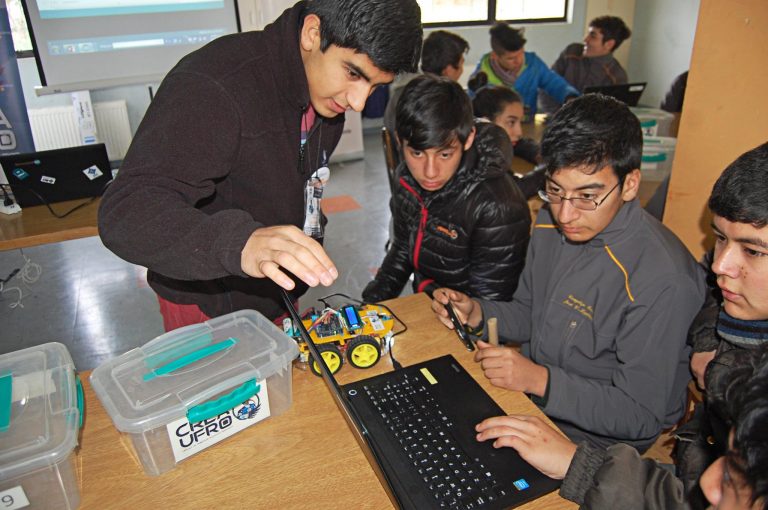 Estudiantes de La Araucanía se acercan al mundo de la robótica