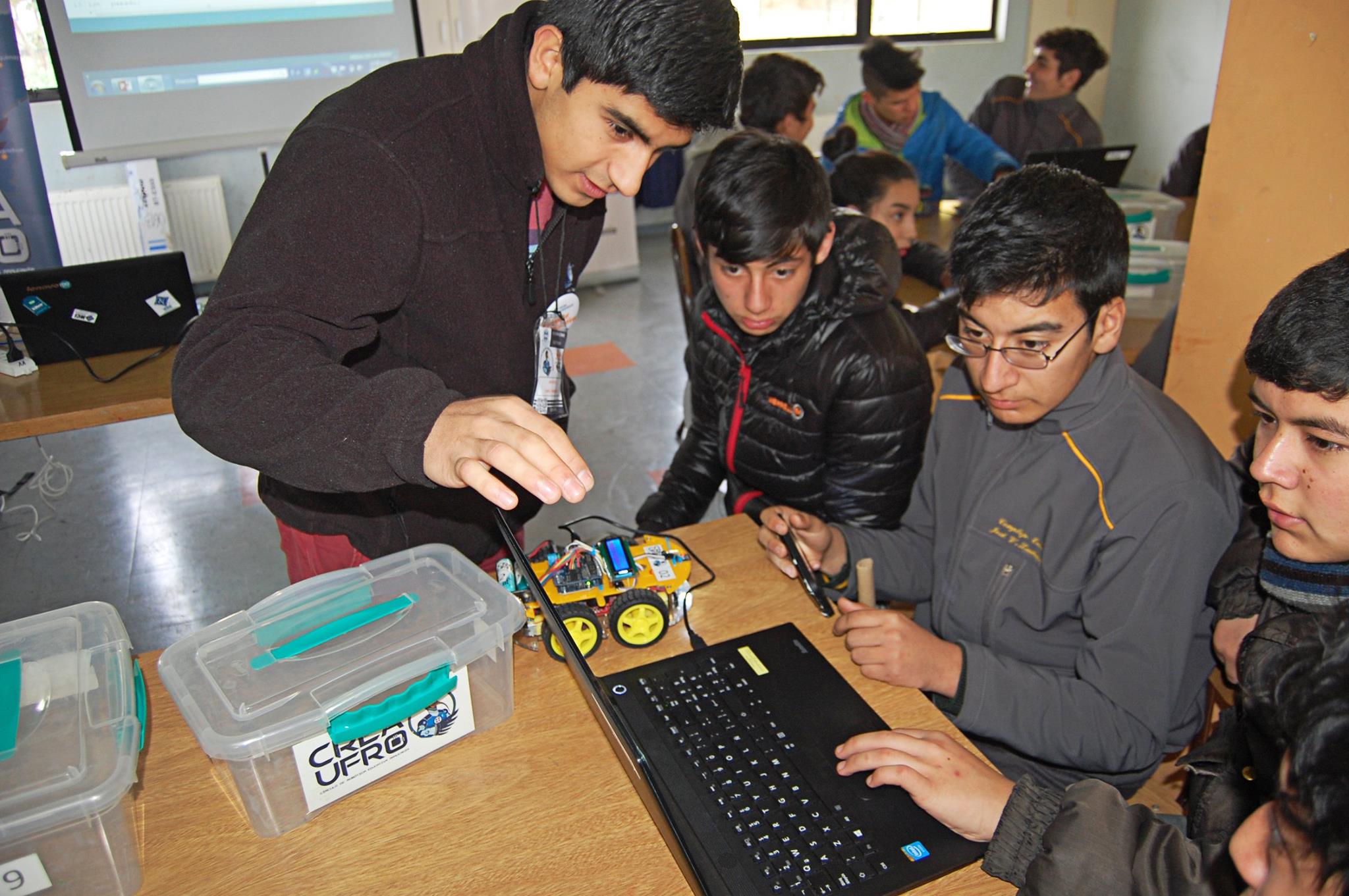 Estudiantes de La Araucanía se acercan al mundo de la robótica