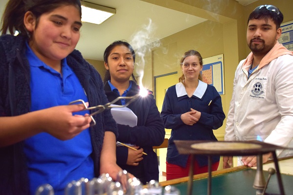 Escolares descubren el mundo de la química de manera entretenida
